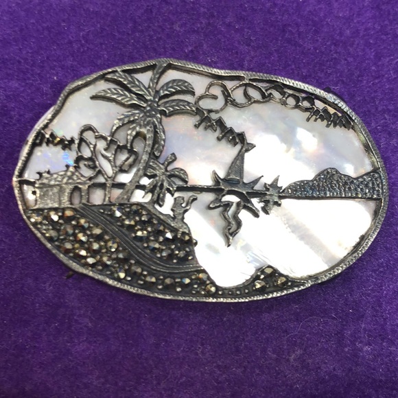 Vintage Mother of Pearl Brooch - Picture 8 of 10